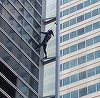 Cascadorul Alain Robert, supranumit ”Spidermanul francez”, a escaladat Turnul T1 din Paris, fără dispozitive de siguranţă, într-o campanie împotriva violenţei domestice