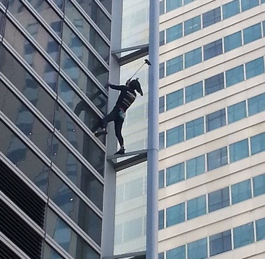Cascadorul Alain Robert, supranumit ”Spidermanul francez”, a escaladat Turnul T1 din Paris, fără dispozitive de siguranţă, într-o campanie împotriva violenţei domestice