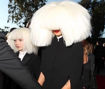 Adolescenta care apare în videoclipurile cântăreţei Sia lansează o colecţie vestimentară