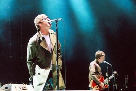 O casetă cu muzică nelansată a trupei Oasis, dezvăluită de un designer grafic al formaţiei