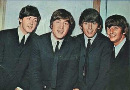 Paul McCartney şi Ringo Starr, membrii supravieţuitori ai trupei The Beatles, s-au reunit joi seară, la lansarea unui documentar dedicat grupului britanic