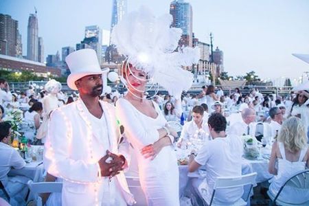 Mii de persoane, îmbrăcate în alb şi purtând măşti şi peruci în stilul reginei Marie Antoinette, au participat la un picnic parizian, la New York, pentru a promova întrunirile prietenoase