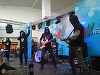 Solistul Carla's Dreams a oprit brusc un concert în Târgovişte, după ce un spectator a aruncat cu bani spre artist - VIDEO
