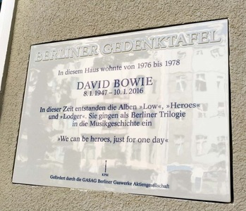 Dispariţia unei plăci comemorative dedicate cântăreţului David Bowie, investigată de Poliţia din Berlin