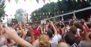 Studenţi costumaţi în ”domniţe” şi ”boieri” din perioada interbelică au participat alături de familii de bucureşteni la ”Bătaia cu flori”, duminică, în Parcul Herăstrău - VIDEO