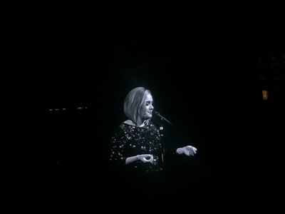 Adele a dedicat cuplului Angelina Jolie-Brad Pitt întregul concert pe care l-a susţinut marţi seară la New York