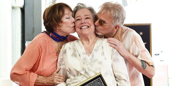 Kathy Bates, sărutată de Shirley MacLaine şi Billy Bob Thornton, la ceremonia de dezvelire a stelei sale de pe Walk of Fame