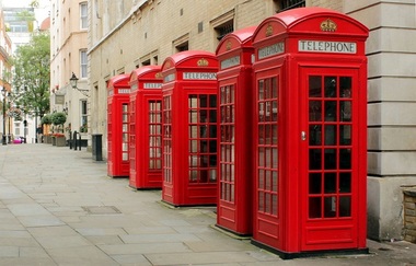 Cabinele telefonice din Marea Britanie, transformate în mini-birouri, într-un proiect urbanistic insolit