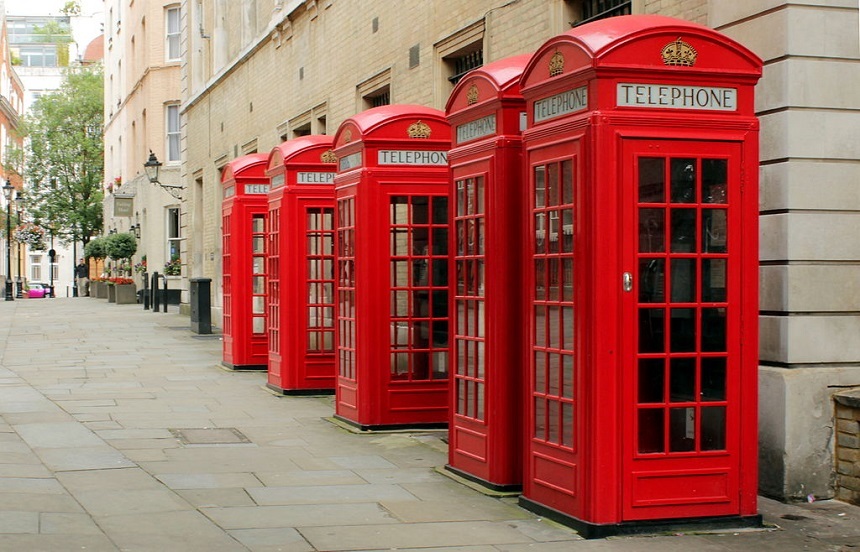 Cabinele telefonice din Marea Britanie, transformate în mini-birouri, într-un proiect urbanistic insolit