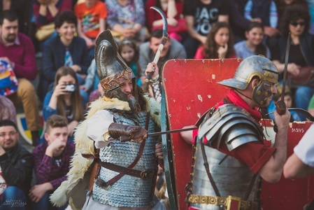 Luptă între daci şi romani, reconstituită la Festivalul Dacic de la Râşnov