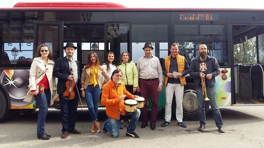 Un autobuz al regiei locale de transport din Alba Iulia a fost transformat în scenă pentru mai mulţi artişti de jazz