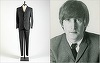 Un costum cusut de croitorul formaţiei The Beatles pentru John Lennon, estimat la 65.000 de dolari, va fi scos la licitaţie