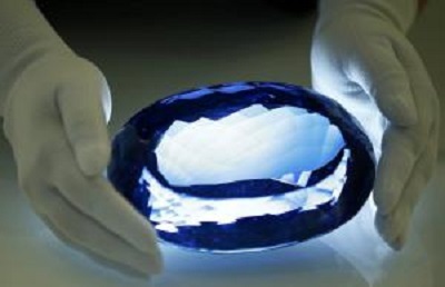 Un topaz albastru uriaş, cel mai mare din categoria sa, va fi expus permanent la Muzeul de Istorie Naturală din Londra