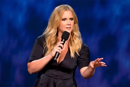 Forbes: Amy Schumer, prima femeie care a intrat în Topul 10 al celor mai bine plătiţi actori de comedie