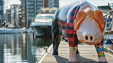 O statuie care îl prezintă pe cântăreţul Ed Sheeran sub forma unui porc, cumpărată la licitaţie de artistul britanic