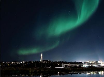 Oraşul Reykjavik a stins luminile, miercuri seară, pentru ca rezidenţii să admire o auroră boreală. GALERIE FOTO