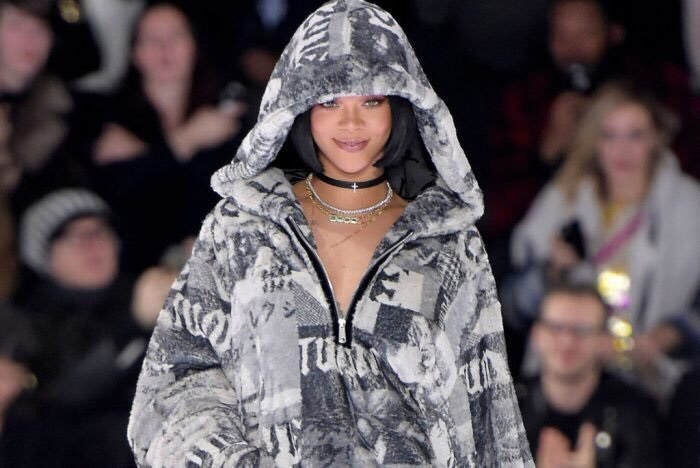 Rihanna şi-a prezentat noua colecţie vestimentară, inspirată din ţinutele reginei Marie Antoinette, la Săptămâna Modei de la Paris