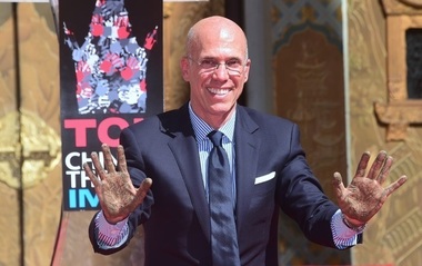 Jeffrey Katzenberg, cofondator al companiei DreamWorks, şi-a lăsat amprentele în cimentul de la Hollywood
