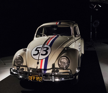 Salonul Auto de la Paris: Superbolizii lui James Bond atrag toate privirile la expoziţia dedicată autoturismelor de cinema FOTO