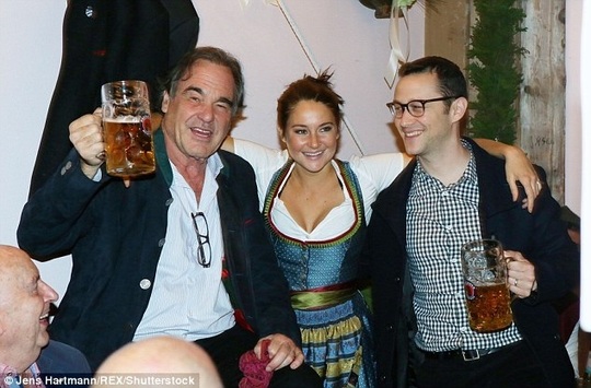 Oliver Stone, Shailene Woodley şi Joseph Gordon-Levitt (Foto: dailymail.co.uk)