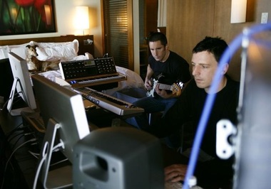 Trent Reznor şi Atticus Ross vor compune coloana sonoră a următorului film cu Mark Wahlberg