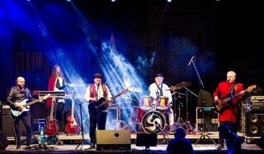 Formaţia Pasărea Rock, înfiinţată de Mircea Baniciu împreună cu Josef Kappl şi Ovidiu Lipan ”Ţăndărică”, turneu în 14 oraşe din ţară