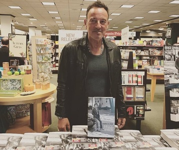 Cartea autobiografică ”Born to Run” a lui Bruce Springsteen s-a vândut în 37.000 de copii, în primul weekend de la lansare