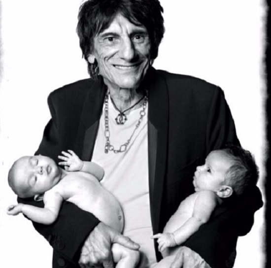 Ronnie Wood şi-a prezentat în premieră fiicele gemene, născute în luna mai, într-un portret fotografic