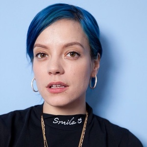 Lily Allen şi-a cerut scuze în numele Marii Britanii şi a plâns în timpul unei discuţii cu un adolescent din tabăra pentru refugiaţi din Calais

