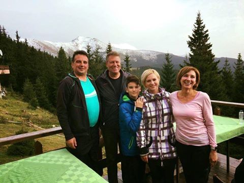 Preşedintele Iohannis, cu soţia în Munţii Parâng. Cuplul prezidenţial s-a fotografiat cu proprietarii unei cabane - FOTO