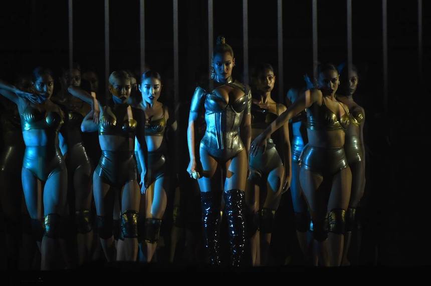 Beyoncé, cu o rană deschisă la urechea stângă, a îndemnat spectatorii concertului Tidal X 1015 să meargă la vot. VIDEO