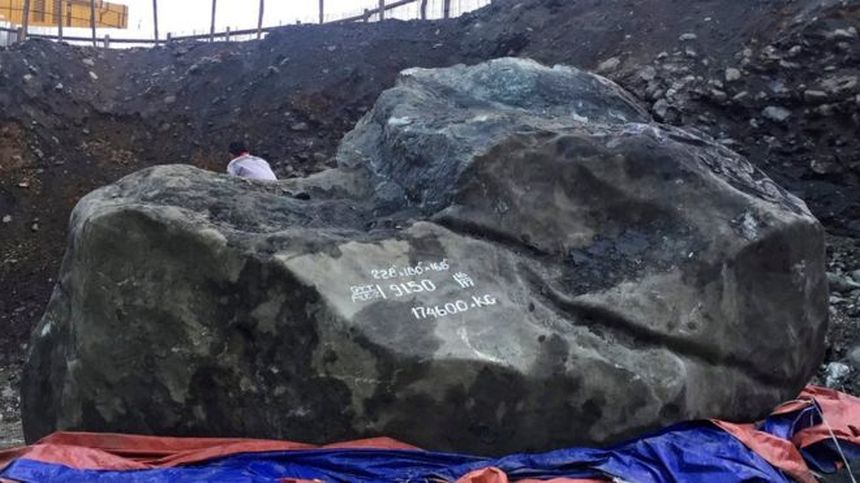 O piatră uriaşă de jad, estimată la 170 de milioane de dolari, descoperită recent în Myanmar