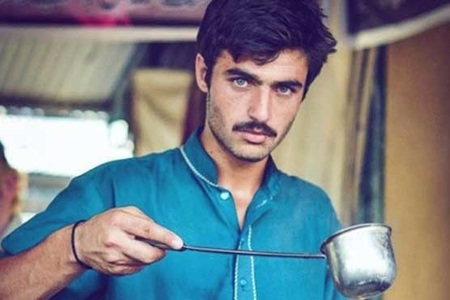 Cea mai în vogă vedetă din Pakistan, un tânăr vânzător de ceai, refuză o carieră în lumea filmului