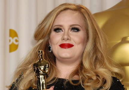 Adele a anunţat într-un concert că o sprijină pe Hillary Clinton