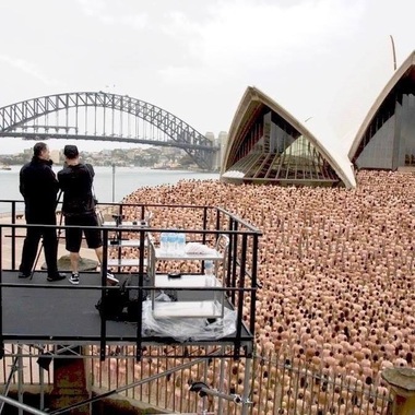 Spencer Tunick va oferi o turnură anti-Trump următoarei fotografii de grup nud pe care o va realiza vineri