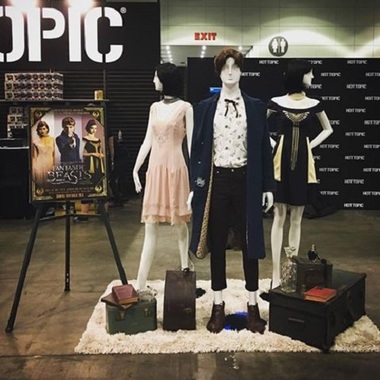 Un brand american va lansa o colecţie de modă inspirată din ţinutele vestimentare ale personajelor din franciza ”Fantastic Beasts”