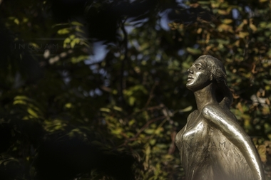 Un monument dedicat victimelor incendiului din Colectiv, dezvelit în faţa clubului, în prezenţa principesei Margareta. GALERIE FOTO
