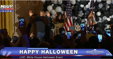 Soţii Obama au primit pentru ultima dată colindători la Casa Albă, de Halloween, şi au dansat pe acordurile cântecului ”Thriller”. VIDEO