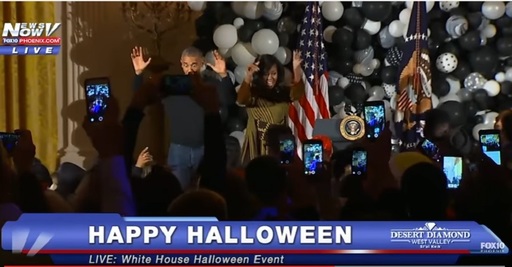 Soţii Obama au primit pentru ultima dată colindători la Casa Albă, de Halloween, şi au dansat pe acordurile cântecului ”Thriller”. VIDEO