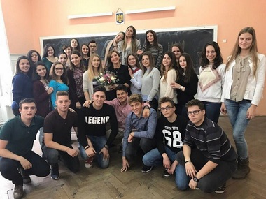 Elevii lui Carmen Iohannis i-au oferit flori de ziua ei. Soţia preşedintelui s-a fotografiat cu elevii, care au postat imaginile pe Facebook