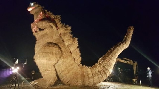 O Godzilla cu o înălţime de 7 metri a fost construită din paie într-o zonă rurală a Japoniei