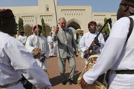 Prinţul Charles şi-a început turneul în Orientul Mijlociu cu un dans tradiţional al sabiei, în Oman. VIDEO
