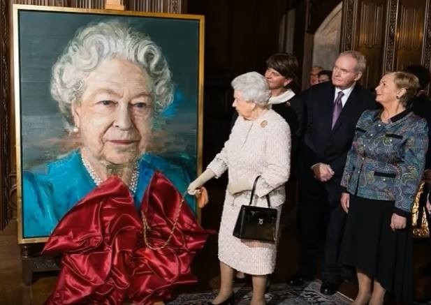 Regina Elizabeth a II-a a Marii Britanii a dezvelit un portret al său realizat de un artist nord-irlandez 