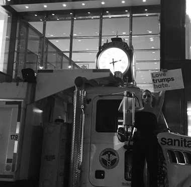 Lady Gaga a protestat, miercuri dimineaţă, în faţa Trump Tower din New York, după victoria lui Donald Trump în alegerile prezidenţiale americane