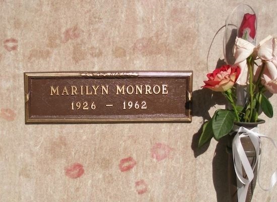 Placheta de pe cripta funerară a actriţei Marilyn Monroe, estimată la 50.000 de dolari, scoasă la licitaţie