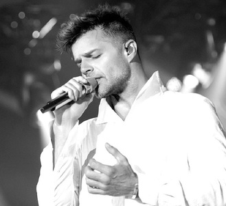 Cântăreţul Ricky Martin s-a logodit cu artistul siriano-suedez Jwan Yosef