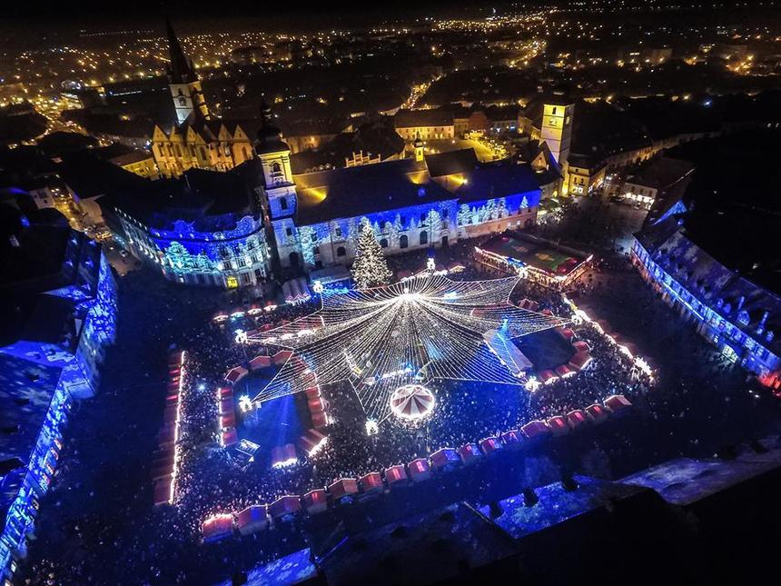 Atmosferă de basm la deschiderea Târgului de Crăciun de la Sibiu: mii de led-uri, luminiţe, ţurţuri, fulgi şi brazi, proiectate pe clădiri din piaţa centrală - VIDEO 