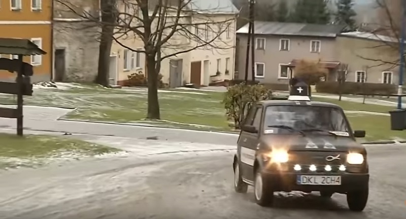 Un preot polonez şi-a personalizat automobilul pentru a oferi servicii spirituale de urgenţă