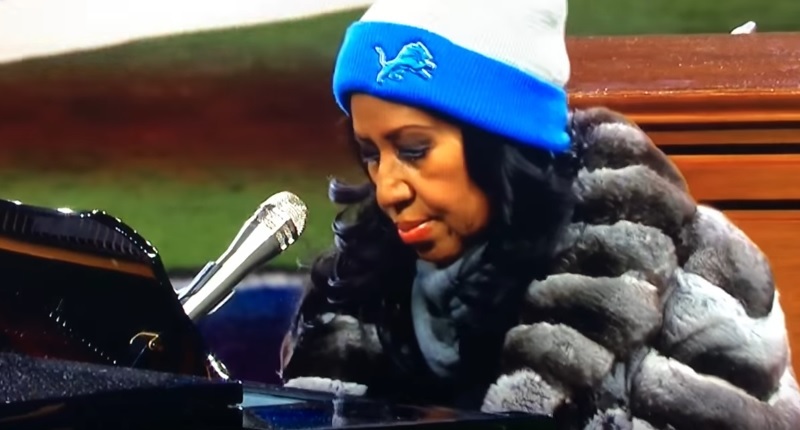 Aretha Franklin a cântat imnul Statelor Unite la un meci de Ziua Recunoştinţei; Interpretarea a stârnit glume online. VIDEO