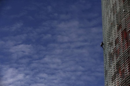 Cascadorul Alain Robert, supranumit ”Spidermanul francez”, a escaladat cea mai înaltă clădire din Barcelona, fără dispozitive de siguranţă